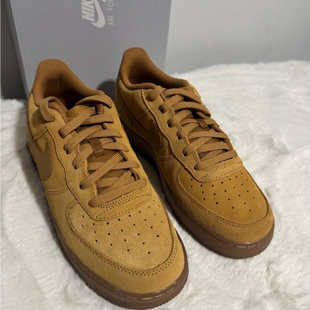 Nike Tan Sneakers Classic Suede Design - Picture 4 of 6